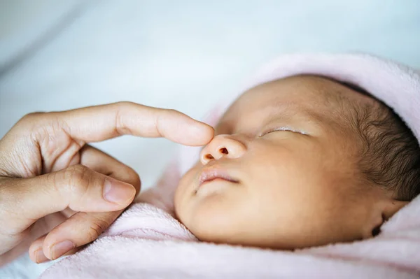 Ręka Matki Dotyka Nosa Noworodka — Zdjęcie stockowe
