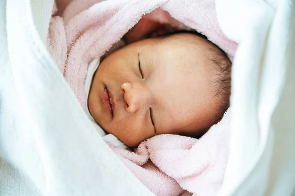 Noworodek Śpiący Miękkim Różowym Kocu — Zdjęcie stockowe