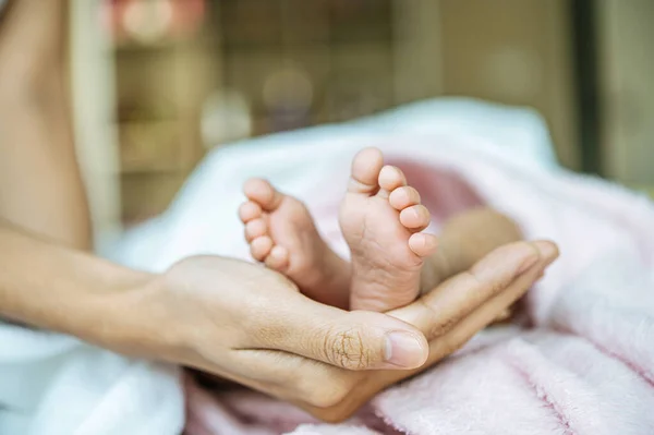 Pies Bebé Recién Nacidos Mano Madre Sobre Una Manta Blanca — Foto de Stock