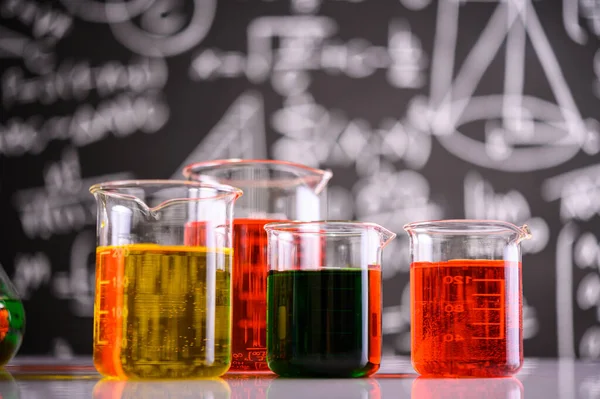 Wyroby Laboratoryjne Szklane Różnym Kolorze Cieczy — Zdjęcie stockowe