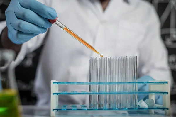 Los Científicos Dejan Caer Sustancias Químicas Naranjas Vidrio Del Laboratorio —  Fotos de Stock