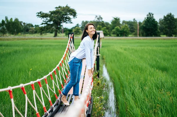 Uma Mulher Feliz Numa Ponte Madeira Num Prado Verde Num — Fotografia de Stock