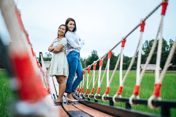 Uma Mulher Feliz Numa Ponte Madeira Num Prado Verde Num — Fotografia de Stock