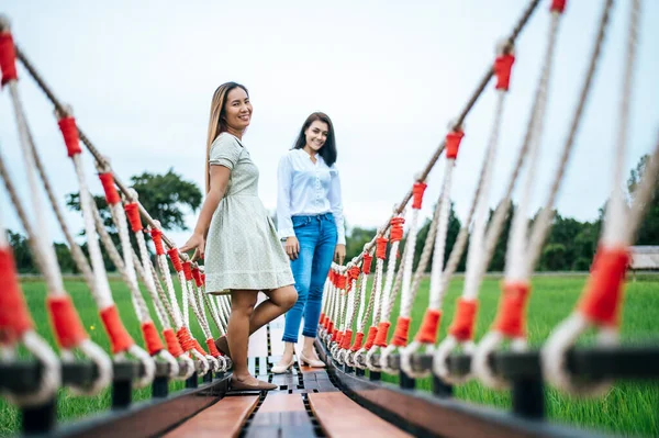 Uma Mulher Feliz Numa Ponte Madeira Num Prado Verde Num — Fotografia de Stock