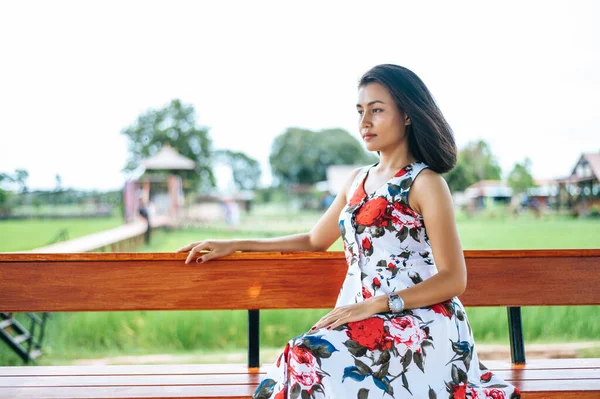 Cette Femme Est Assise Sur Une Terrasse Bois Posé Ses — Photo