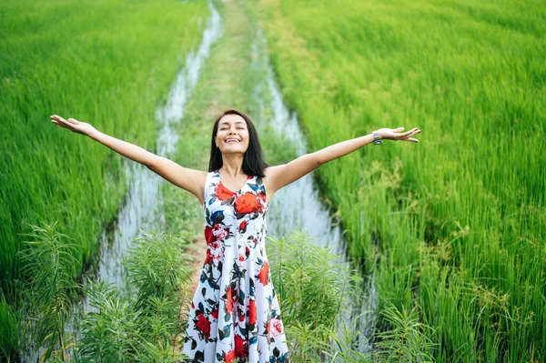 Belle Donne Camminano Felicemente Sul Prato — Foto Stock