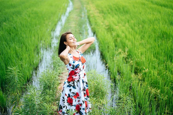 Belles Femmes Marchent Joyeusement Sur Prairie — Photo