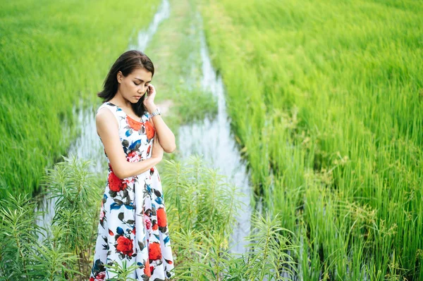 Vrouw Stond Gespannen Haar Hand Raakte Het Gezicht Mij — Stockfoto