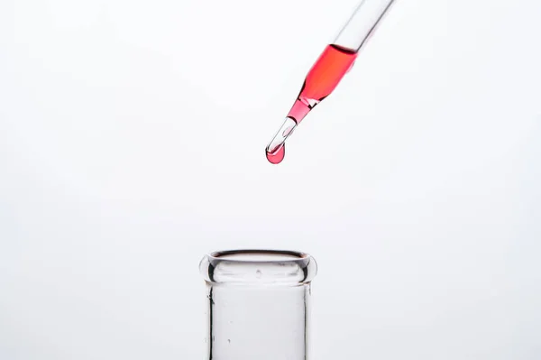 Gooi Rode Chemicaliën Het Bekerglas — Stockfoto