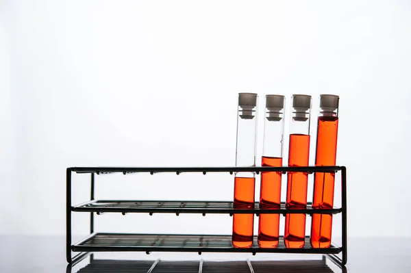Помаранчеві Хімічні Речовини Науковій Скляній Трубці Розташованій Полиці — стокове фото