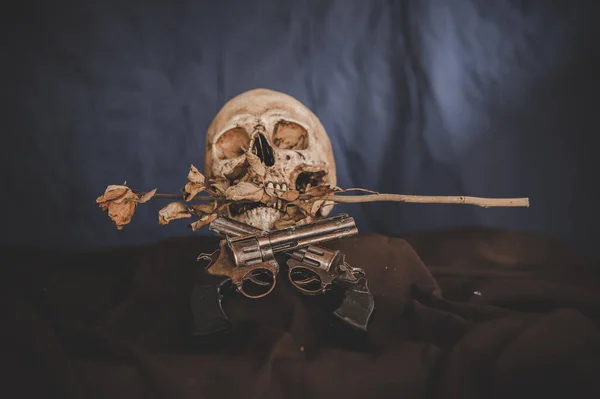 Naturaleza Muerta Con Una Pistola Cruzada Cráneo Boca Con Flores — Foto de Stock