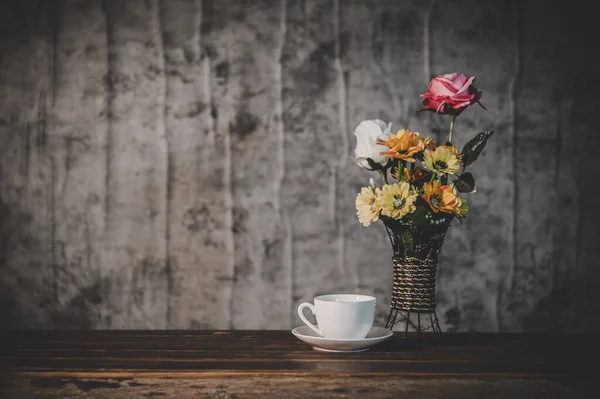 Stillleben Mit Blumenvasen Und Kaffeetassen — Stockfoto