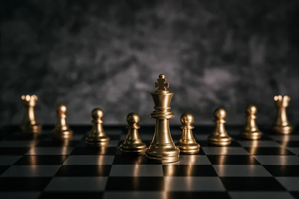 Batalha de xadrez derrota peão da equipe de prata . fotos, imagens