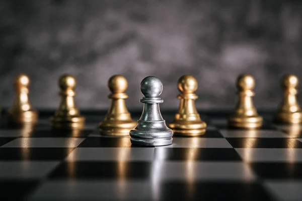 Xadrez de ouro no jogo de tabuleiro de xadrez para o conceito de liderança  de metáfora de negócios, Foto Grátis
