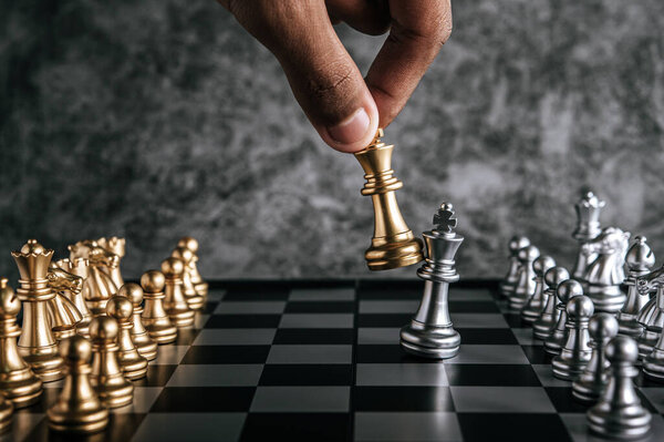Рука человека, играющего в шахматы для бизнес-планирования и сравнения метафоры, избирательного фокуса