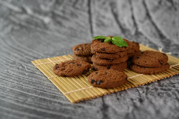 Uma Pilha Biscoitos Painel Madeira Uma Mesa Madeira — Fotografia de Stock