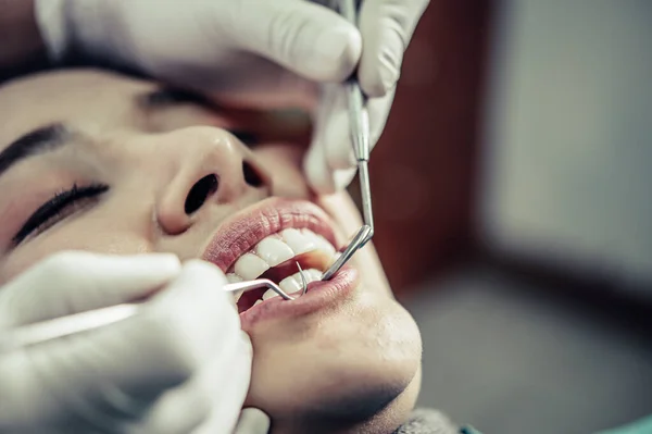 Dişçiler Hastaların Dişlerini Tedavi Eder — Stok fotoğraf
