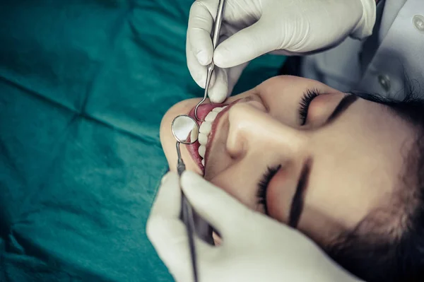 牙医治疗病人的牙齿 — 图库照片