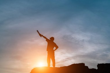 Dağın tepesindeki siluet başarılı.