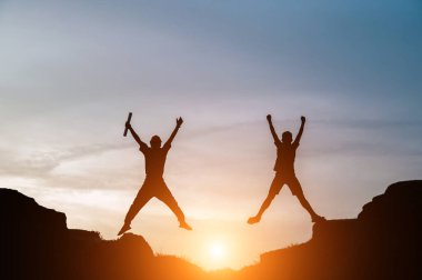 Dağın tepesindeki siluet başarılı.