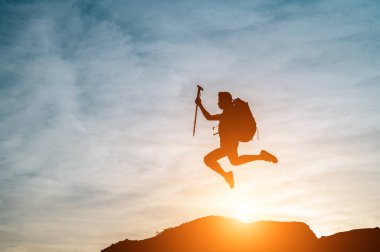 Adam tepeler arasındaki boşluklardan atlıyor.