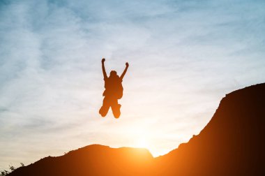 Dağın tepesindeki siluet başarılı.