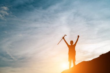 Dağın tepesindeki siluet başarılı.