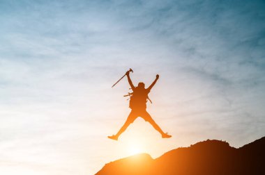 Dağın tepesindeki siluet başarılı.