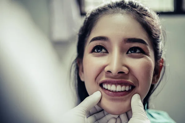 Der Zahnarzt Untersucht Die Zähne Des Patienten — Stockfoto