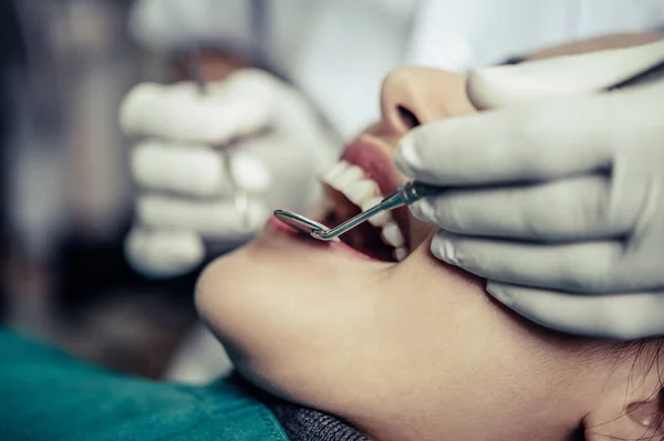 Los Dentistas Tratan Los Dientes Los Pacientes — Foto de Stock