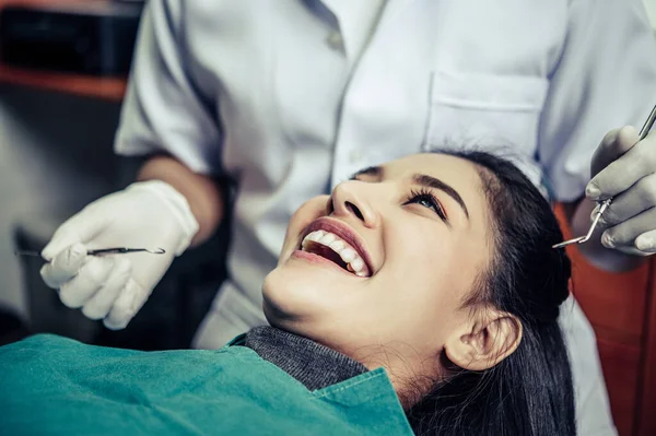 Los Dentistas Tratan Los Dientes Los Pacientes — Foto de Stock