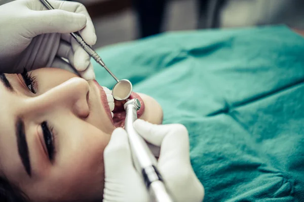 Dentista Examina Los Dientes Del Paciente — Foto de Stock