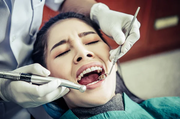 Dentista Examina Dentes Paciente — Fotografia de Stock