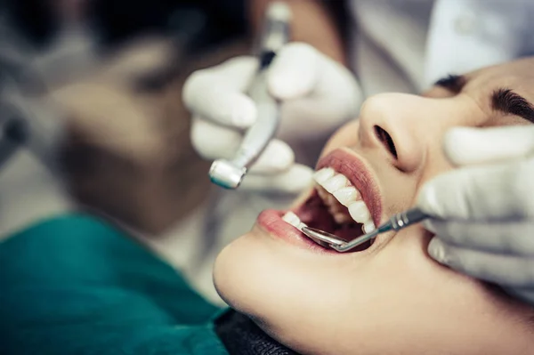 Diş Hekimi Hastanın Dişlerini Muayene Eder — Stok fotoğraf