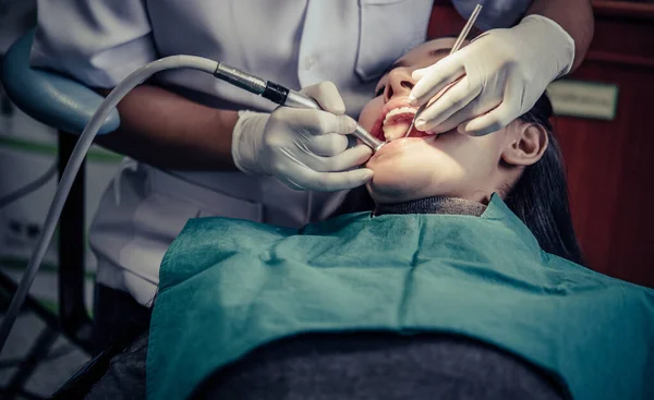 Los Dentistas Tratan Los Dientes Los Pacientes — Foto de Stock