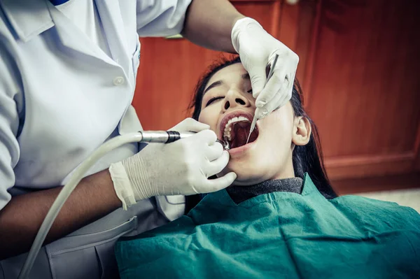 Dişçiler Hastaların Dişlerini Tedavi Eder — Stok fotoğraf