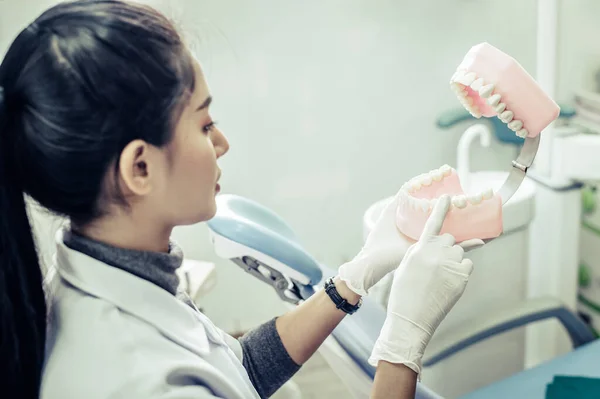 Dentista Femenina Explicando Dientes Artificiales Paciente Clínica — Foto de Stock