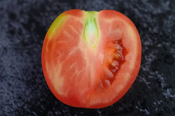 Bodegón Con Tomates Cortados Por Mitad —  Fotos de Stock
