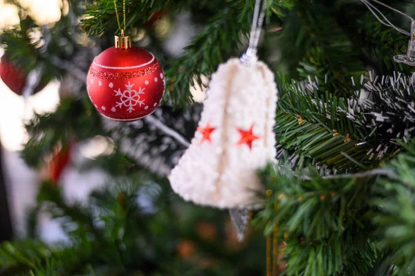 Közelkép Karácsonyfáról Lógó Piros Labdáról — Stock Fotó