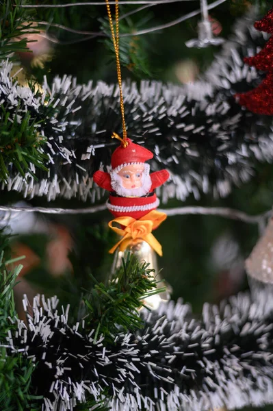 Großaufnahme Des Weihnachtsmannes Der Weihnachtsbaum Hängt — Stockfoto