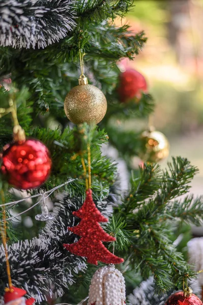 Detailní Záběr Zlaté Koule Visící Vánočním Stromečku — Stock fotografie