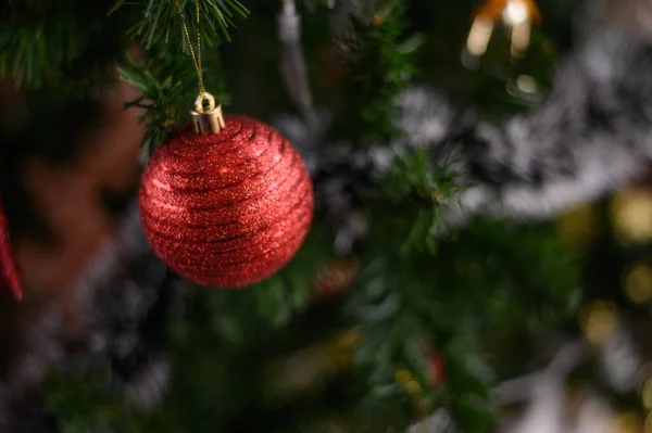 クリスマスツリーから吊るされた赤いボールのクローズアップ ストック画像