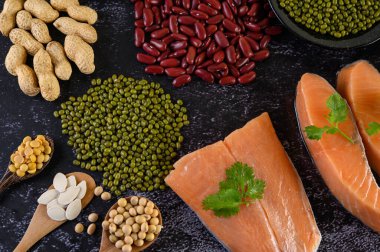 Legumes ve somon siyah beton zemine yerleştirilmiş. Üst görünüm.