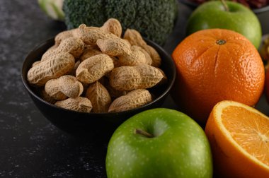 Fıstık, taze portakal dilimi, elma, kivi ve avokado ile kapatın..