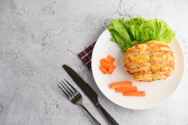 Sosisli börek ve sosisli sandviççi peçete ve çatallı yerde bıçaklı beyaz tabak, boşluk kopyala.