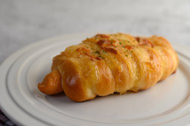 Sosisli sandviçli seçici odak aperatifleri masada beyaz sosisli sandviçle, boşluğu kopyala