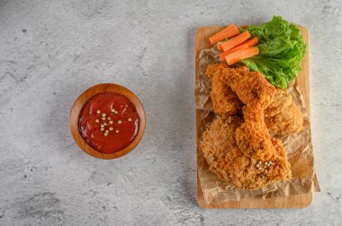 Domates soslu ve havuçlu kızarmış tavuk, üst manzara..