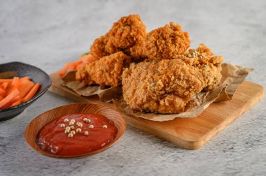 Domates soslu ve havuçlu kızarmış tavuk, seçici odaklı..