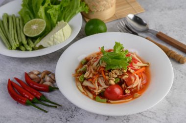 Kırmızı biberli, limonlu ve sarımsaklı Tayland papayası salatası. Üst görünüm.
