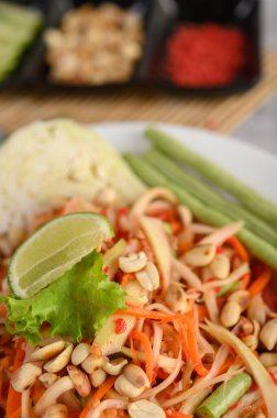 Beyaz tabakta Tayland papayası salatası, seçici odak.